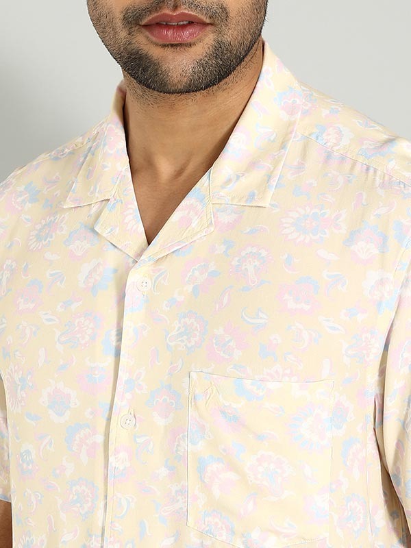 Indian Terrain Men's Regular Fit Half Sleeve All Over Print Yellow Shirt